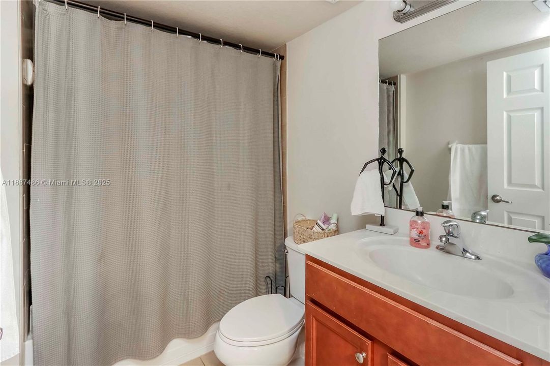 На продажу: $309,900 (3 спален, 2 ванн, 1032 Квадратных фут)