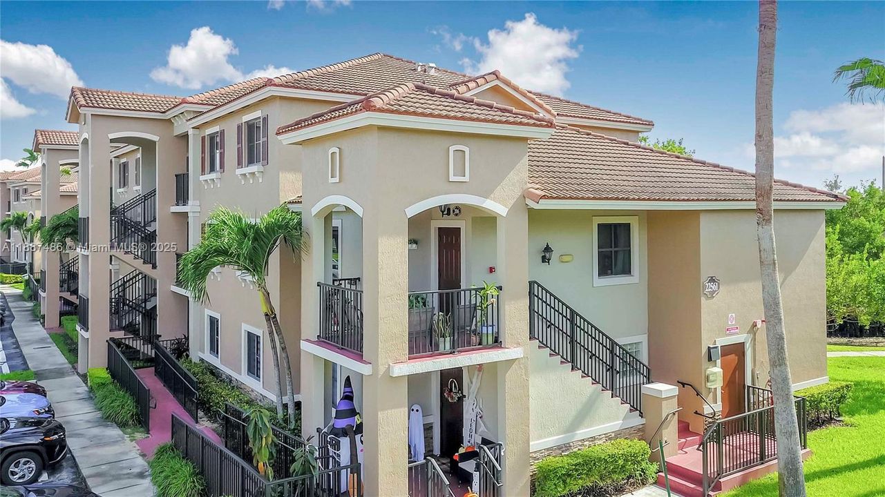 На продажу: $309,900 (3 спален, 2 ванн, 1032 Квадратных фут)