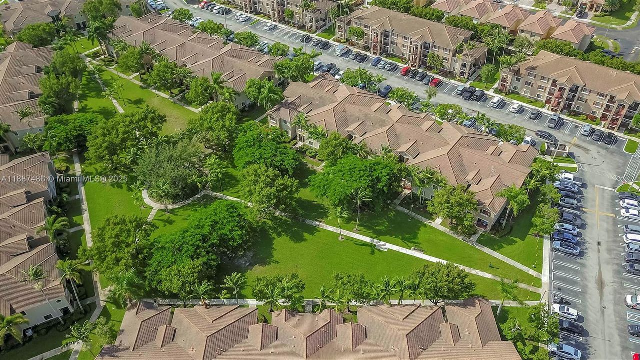 На продажу: $309,900 (3 спален, 2 ванн, 1032 Квадратных фут)