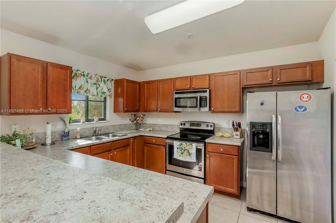 На продажу: $309,900 (3 спален, 2 ванн, 1032 Квадратных фут)