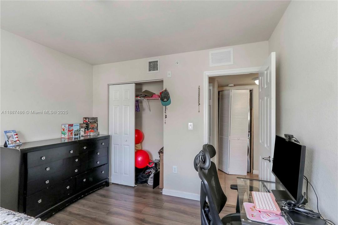 На продажу: $309,900 (3 спален, 2 ванн, 1032 Квадратных фут)