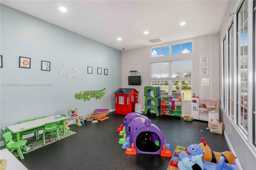 На продажу: $309,900 (3 спален, 2 ванн, 1032 Квадратных фут)