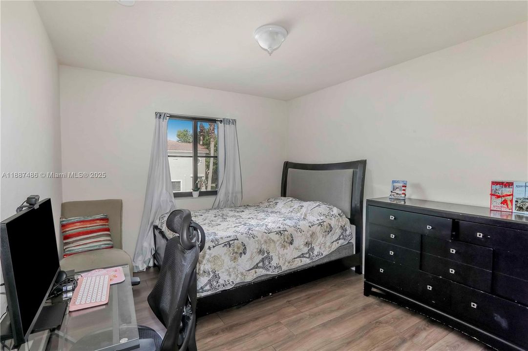 На продажу: $309,900 (3 спален, 2 ванн, 1032 Квадратных фут)