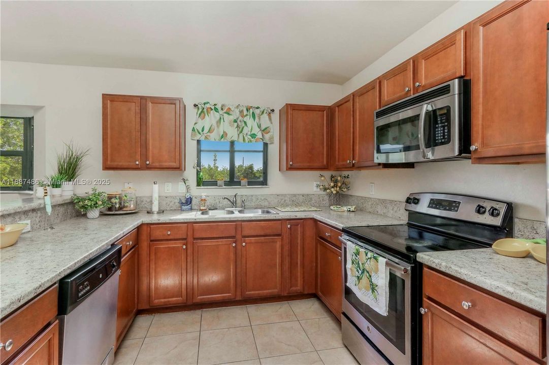 На продажу: $309,900 (3 спален, 2 ванн, 1032 Квадратных фут)