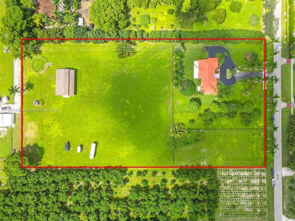 FOOTPRINT VIEW OF THE 5 ACRE EQUESTRIAN ESTATE W/ 4/4 HOME, CENTER AISLE BARN, PADDOKS, & RING.