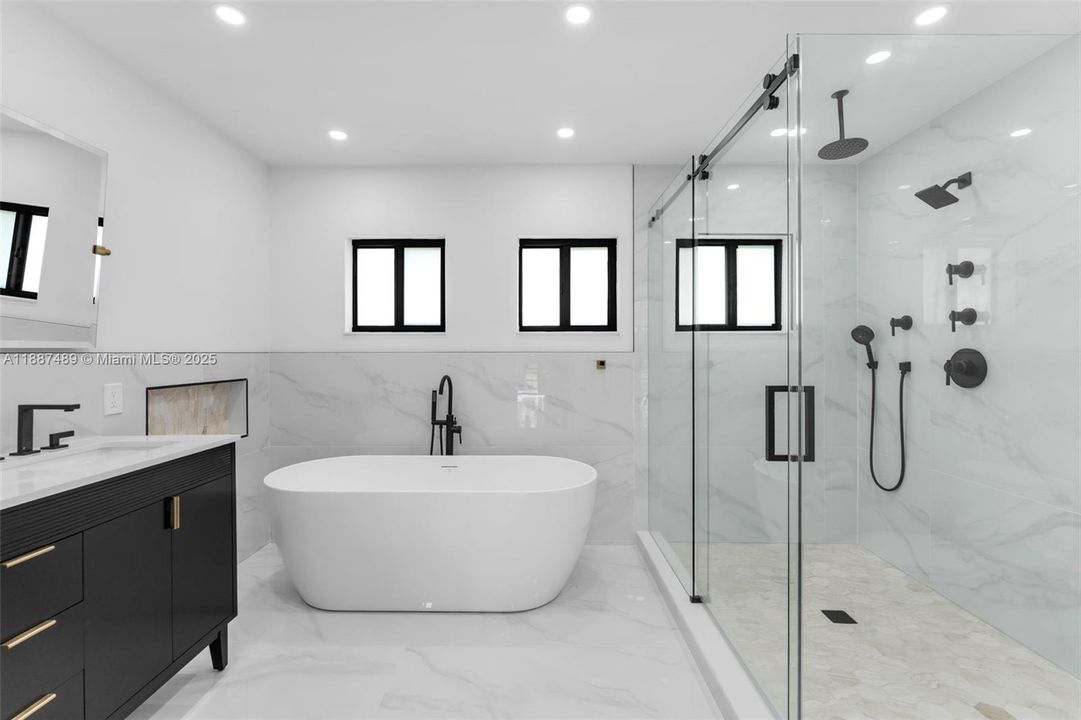 En Venta: $2,245,000 (4 camas, 4 baños, 2463 Pies cuadrados)