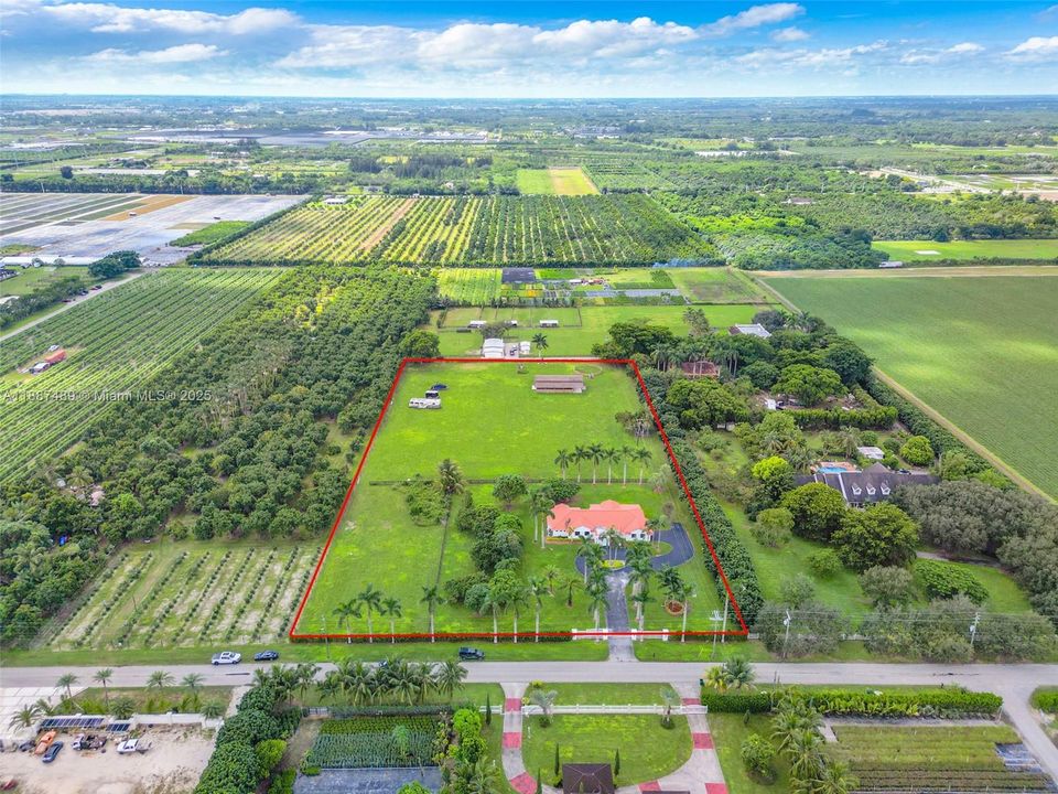 NICE Layout of grounds.. ALLOWS MAX USE OF LAND. GREAT HOME PLACEMENT