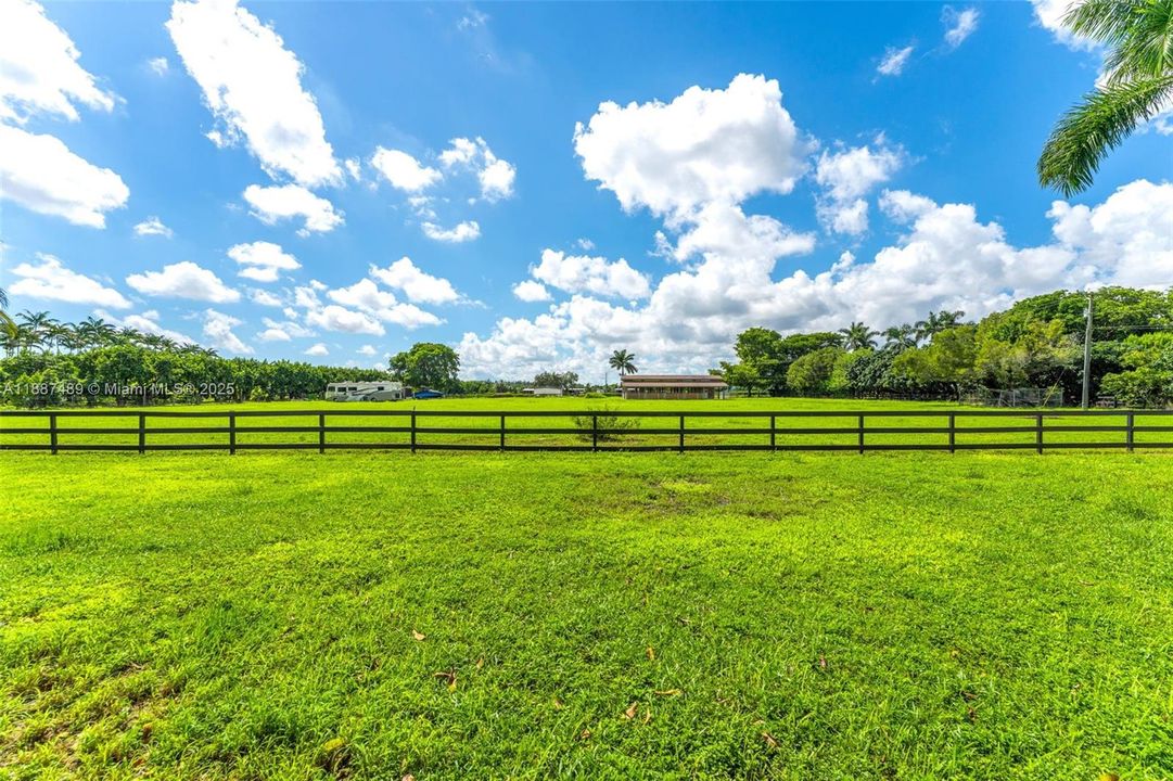 PASTURE W/ CENTER AISLE BARN