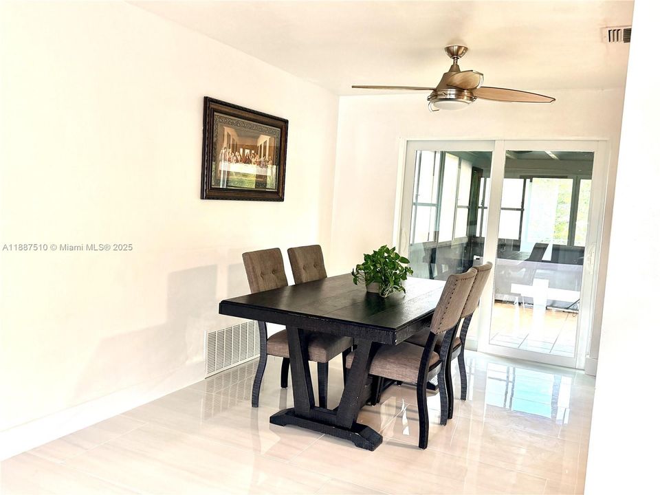 На продажу: $519,000 (2 спален, 2 ванн, 1121 Квадратных фут)