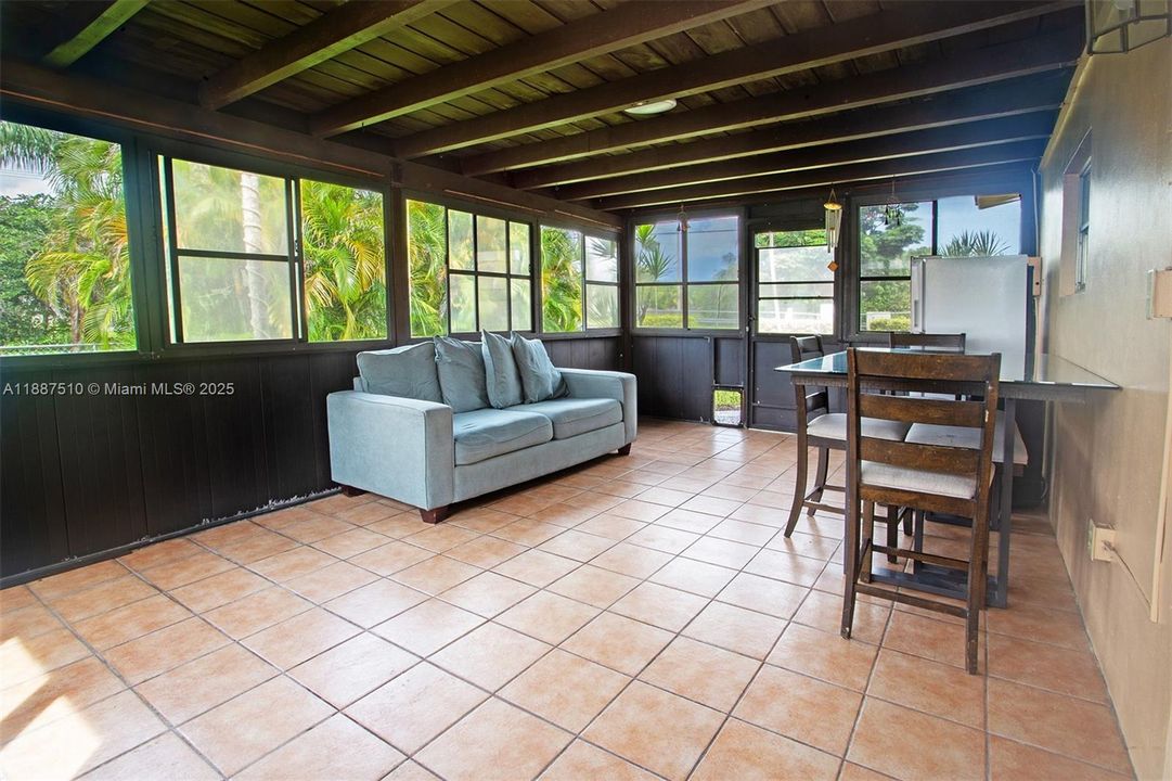 На продажу: $519,000 (2 спален, 2 ванн, 1121 Квадратных фут)