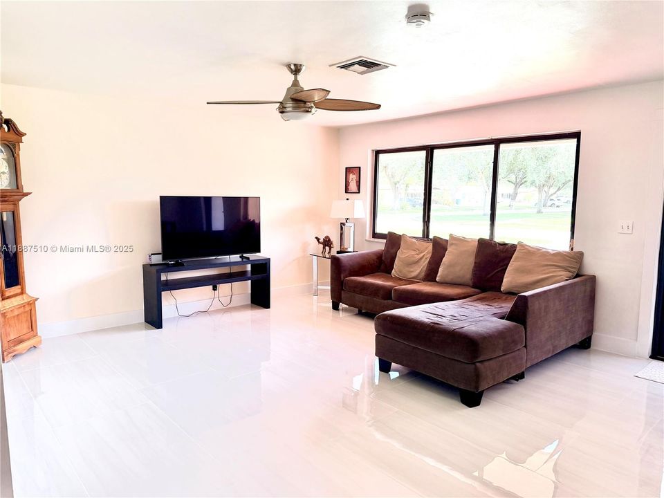 На продажу: $519,000 (2 спален, 2 ванн, 1121 Квадратных фут)