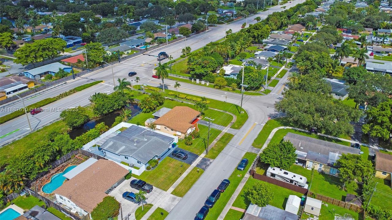 На продажу: $519,000 (2 спален, 2 ванн, 1121 Квадратных фут)