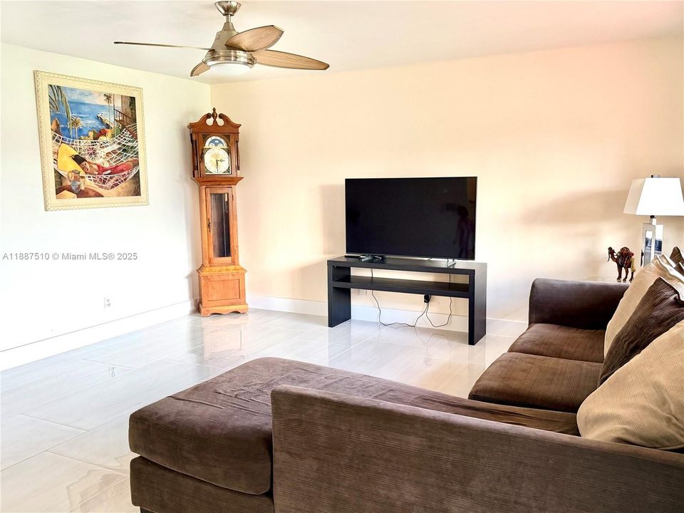 На продажу: $519,000 (2 спален, 2 ванн, 1121 Квадратных фут)