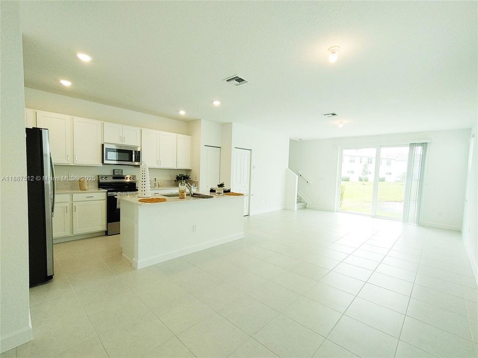 Recently Rented: $2,500 (3 beds, 2 baths, 1820 Square Feet)