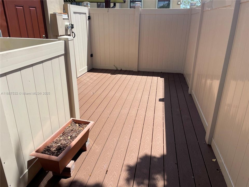 合同活跃: $3,750 (3 贝兹, 2 浴室, 1700 平方英尺)