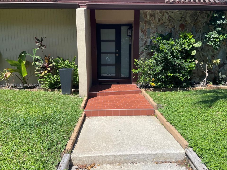 合同活跃: $3,750 (3 贝兹, 2 浴室, 1700 平方英尺)