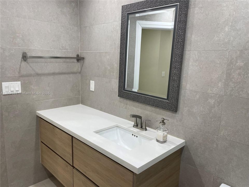 合同活跃: $3,750 (3 贝兹, 2 浴室, 1700 平方英尺)