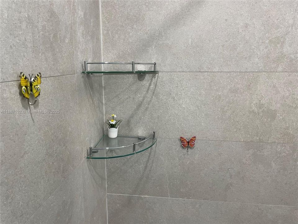 合同活跃: $3,750 (3 贝兹, 2 浴室, 1700 平方英尺)