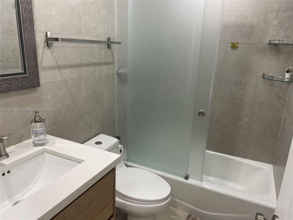 合同活跃: $3,750 (3 贝兹, 2 浴室, 1700 平方英尺)