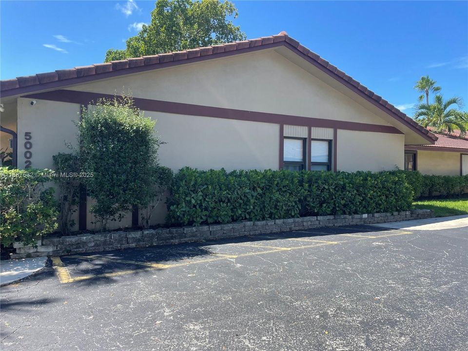 合同活跃: $3,750 (3 贝兹, 2 浴室, 1700 平方英尺)