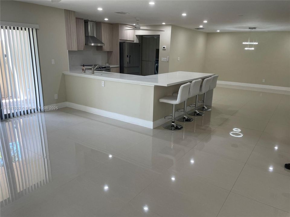 合同活跃: $3,750 (3 贝兹, 2 浴室, 1700 平方英尺)