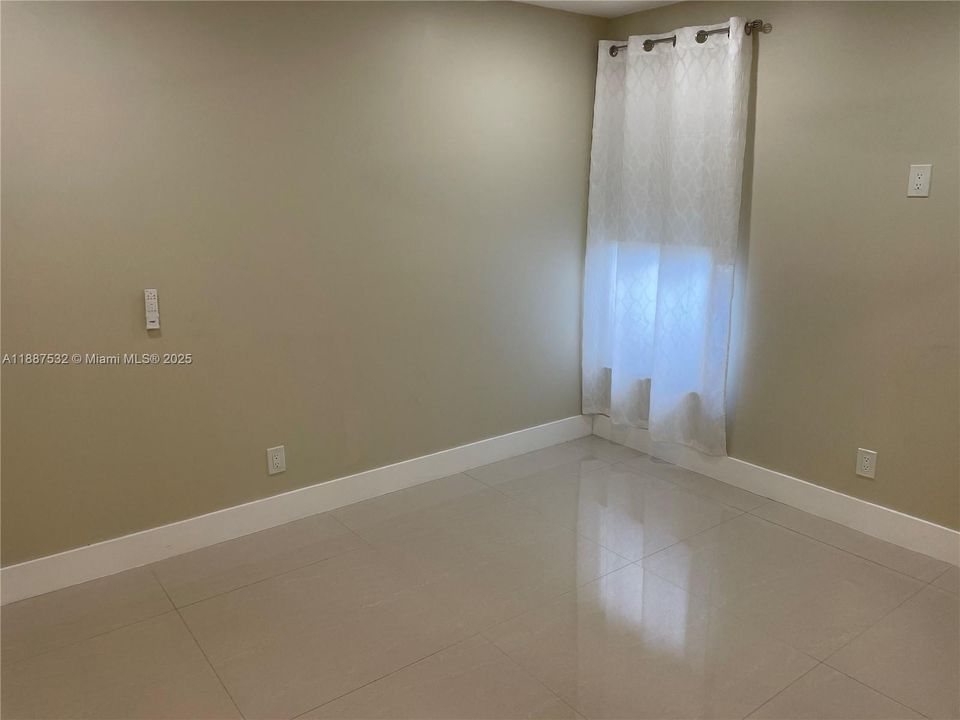 合同活跃: $3,750 (3 贝兹, 2 浴室, 1700 平方英尺)