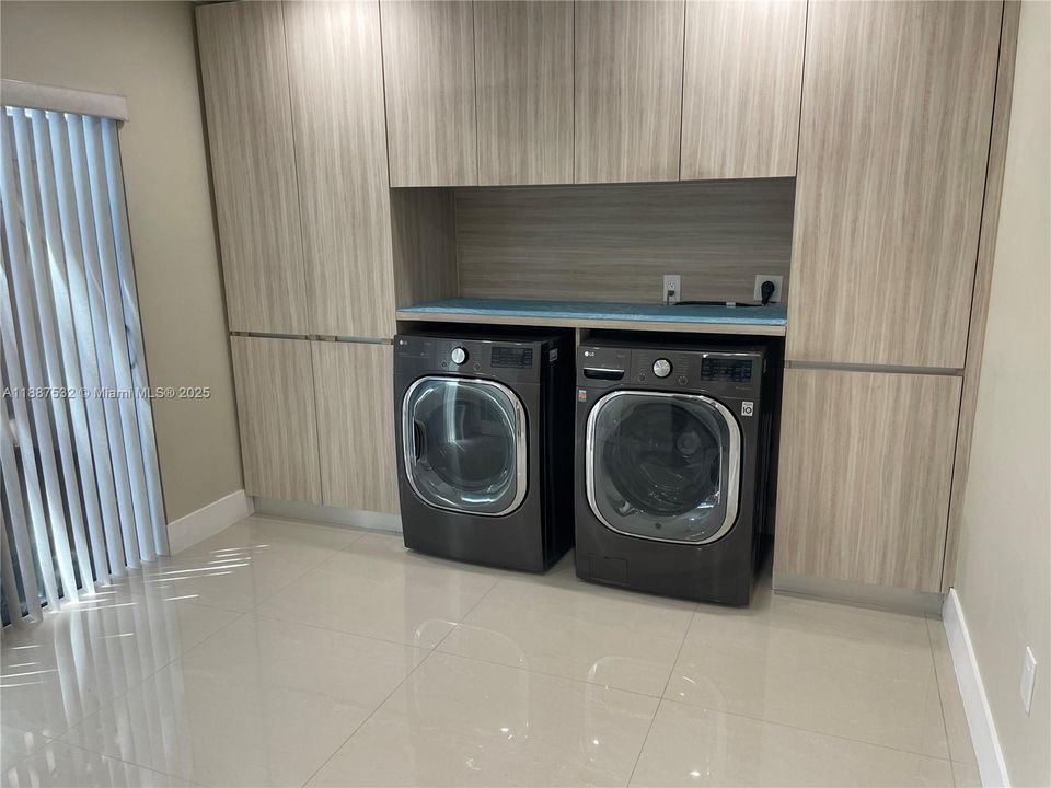 合同活跃: $3,750 (3 贝兹, 2 浴室, 1700 平方英尺)