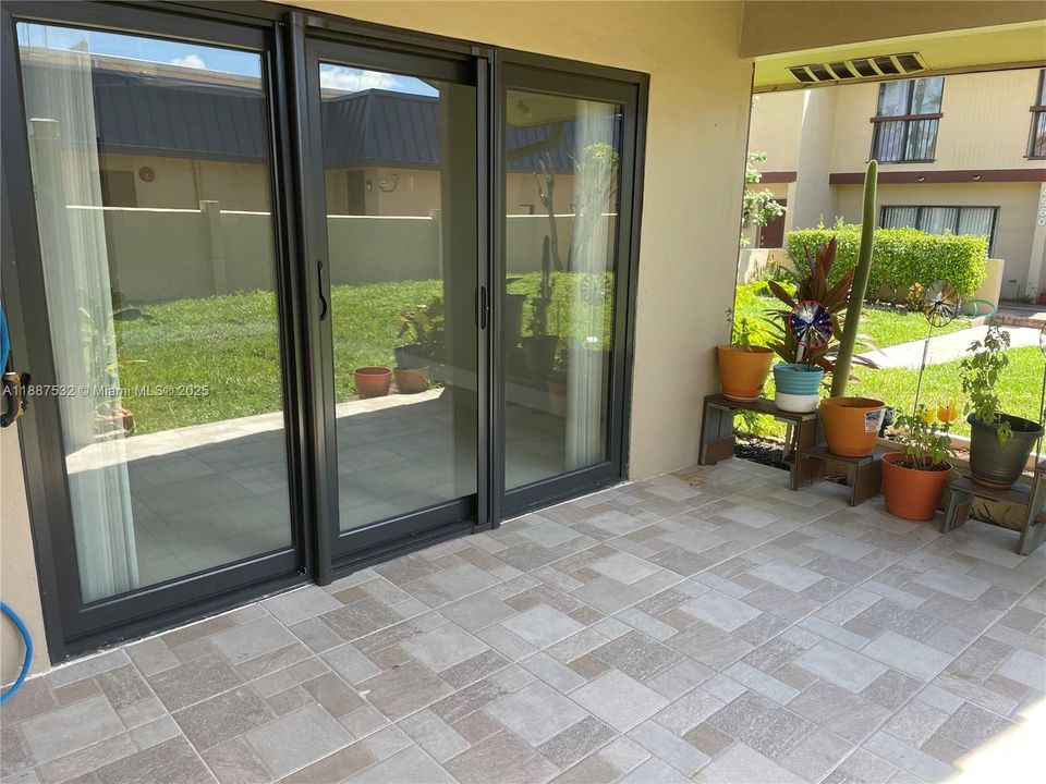 合同活跃: $3,750 (3 贝兹, 2 浴室, 1700 平方英尺)