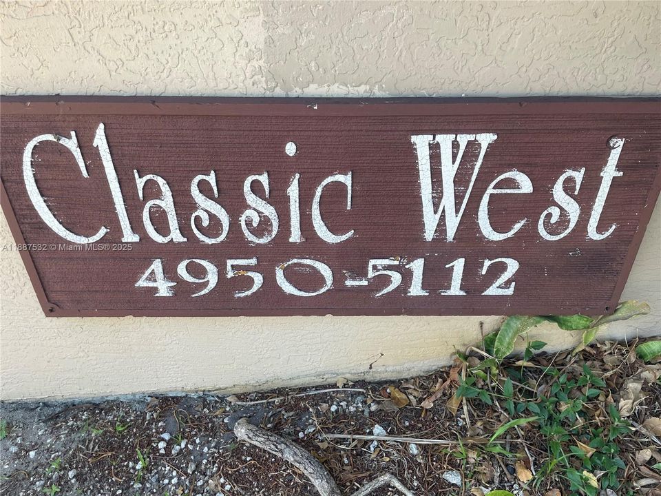 合同活跃: $3,750 (3 贝兹, 2 浴室, 1700 平方英尺)