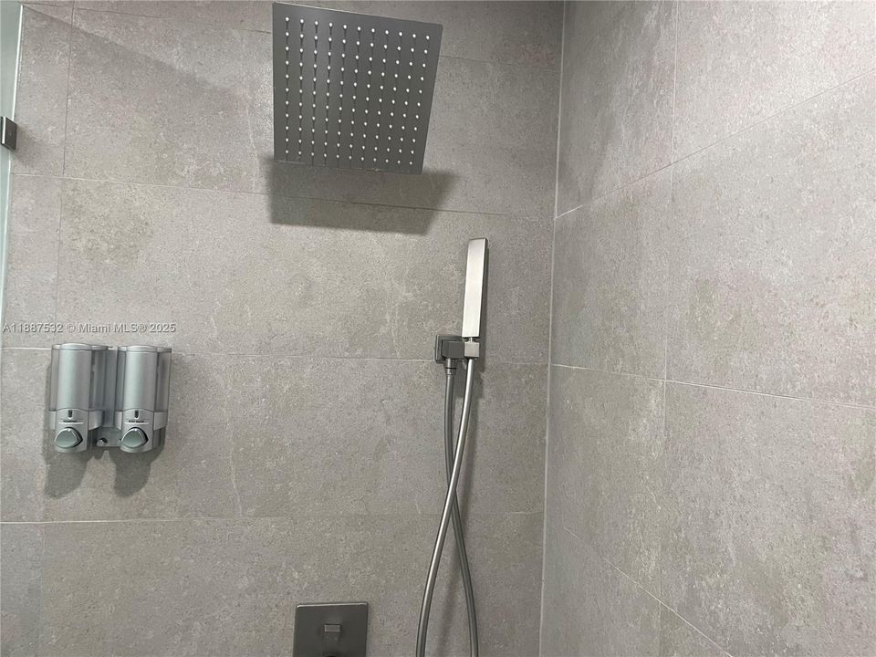 合同活跃: $3,750 (3 贝兹, 2 浴室, 1700 平方英尺)