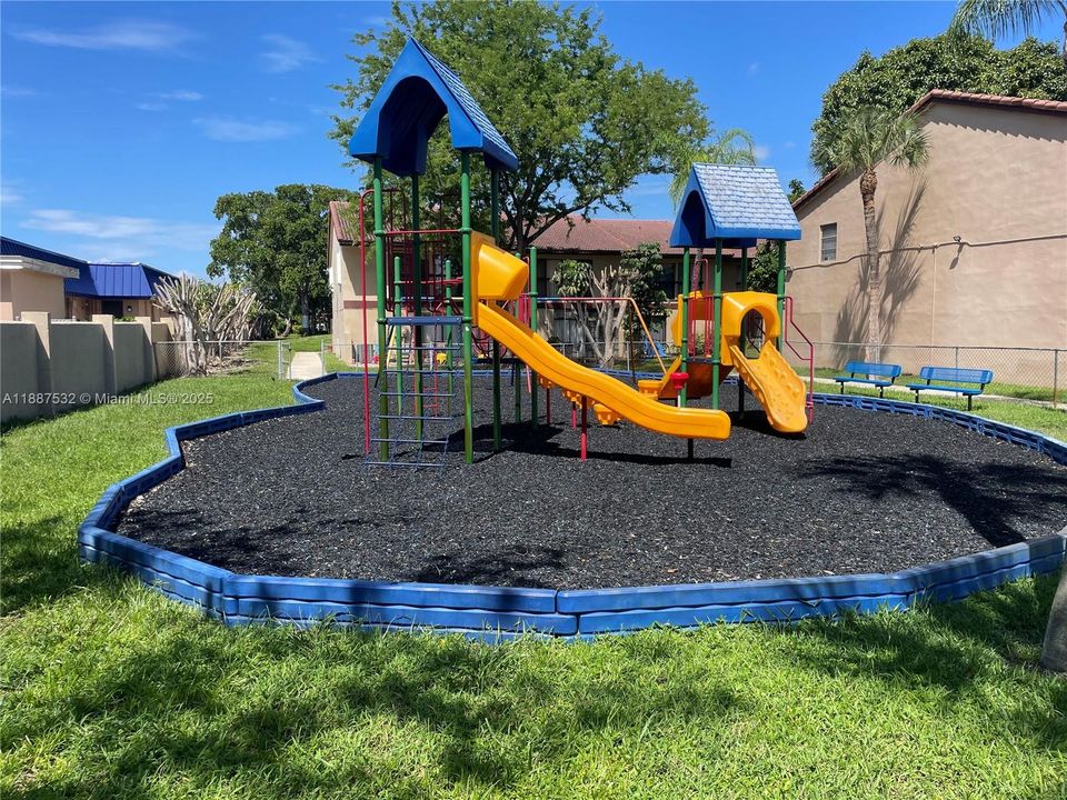 合同活跃: $3,750 (3 贝兹, 2 浴室, 1700 平方英尺)