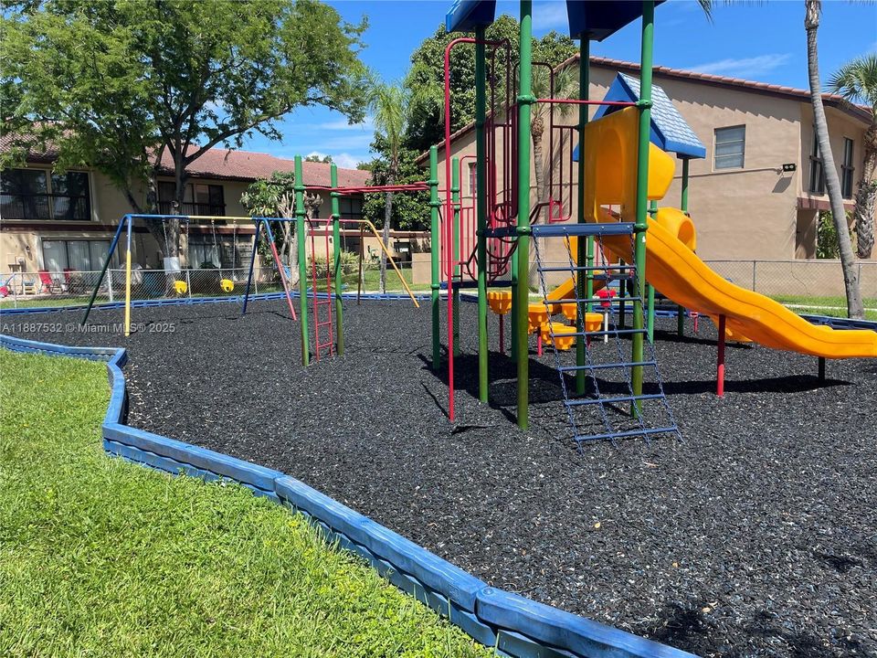 合同活跃: $3,750 (3 贝兹, 2 浴室, 1700 平方英尺)