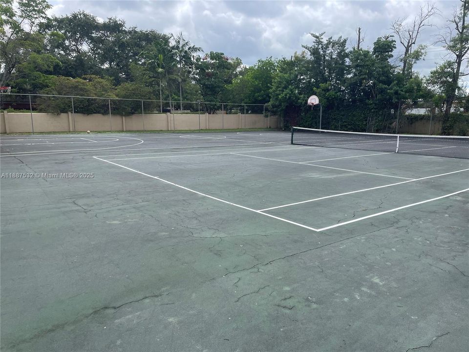 合同活跃: $3,750 (3 贝兹, 2 浴室, 1700 平方英尺)