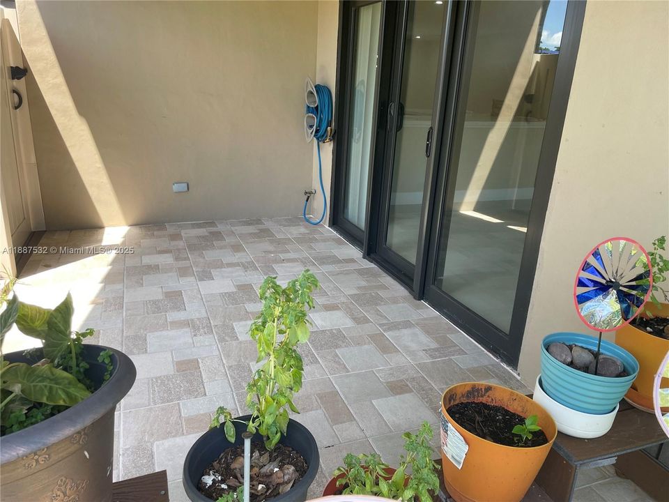 合同活跃: $3,750 (3 贝兹, 2 浴室, 1700 平方英尺)