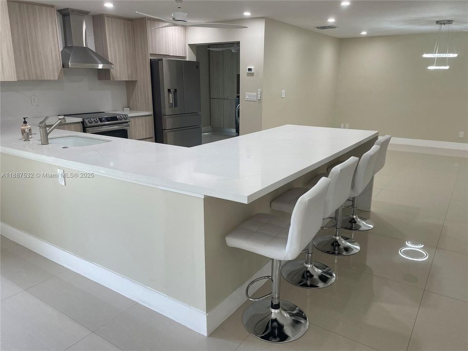 合同活跃: $3,750 (3 贝兹, 2 浴室, 1700 平方英尺)