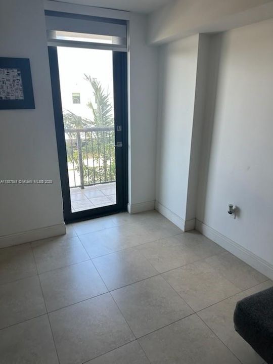 合同活跃: $850 (1 贝兹, 1 浴室, 873 平方英尺)