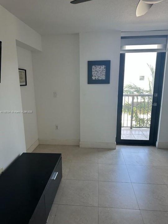 合同活跃: $850 (1 贝兹, 1 浴室, 873 平方英尺)