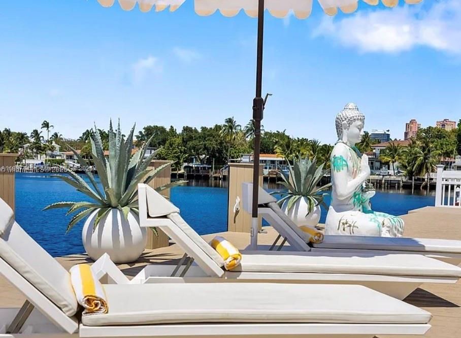 出租: $25,000 (4 贝兹, 5 浴室, 3258 平方英尺)