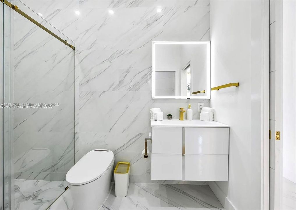 出租: $25,000 (4 贝兹, 5 浴室, 3258 平方英尺)