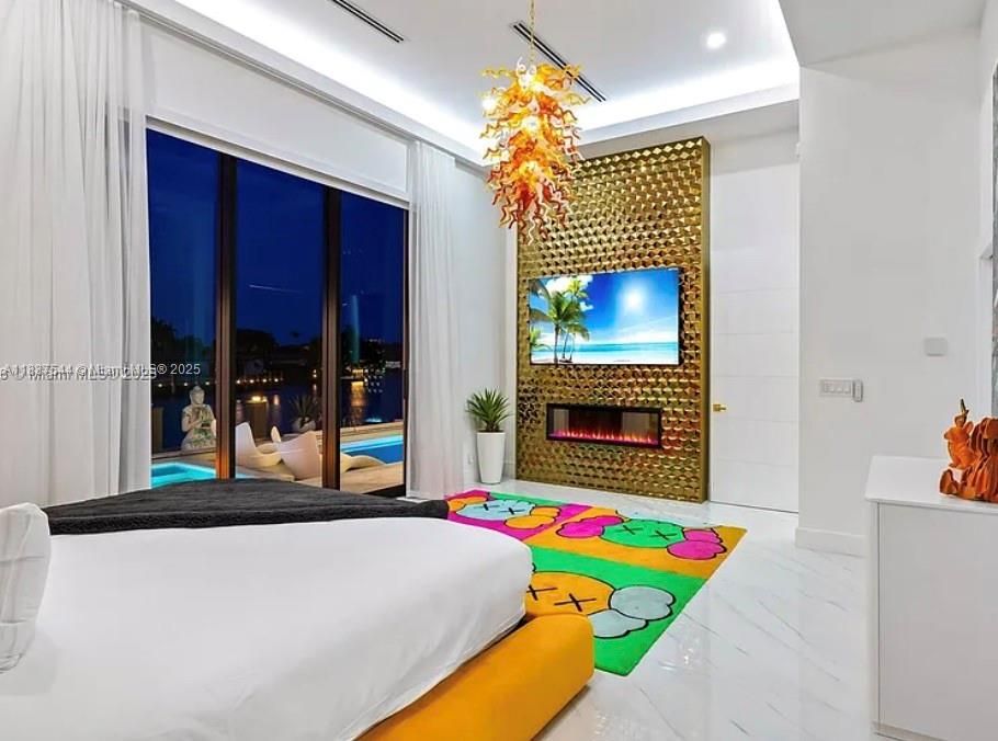 出租: $25,000 (4 贝兹, 5 浴室, 3258 平方英尺)