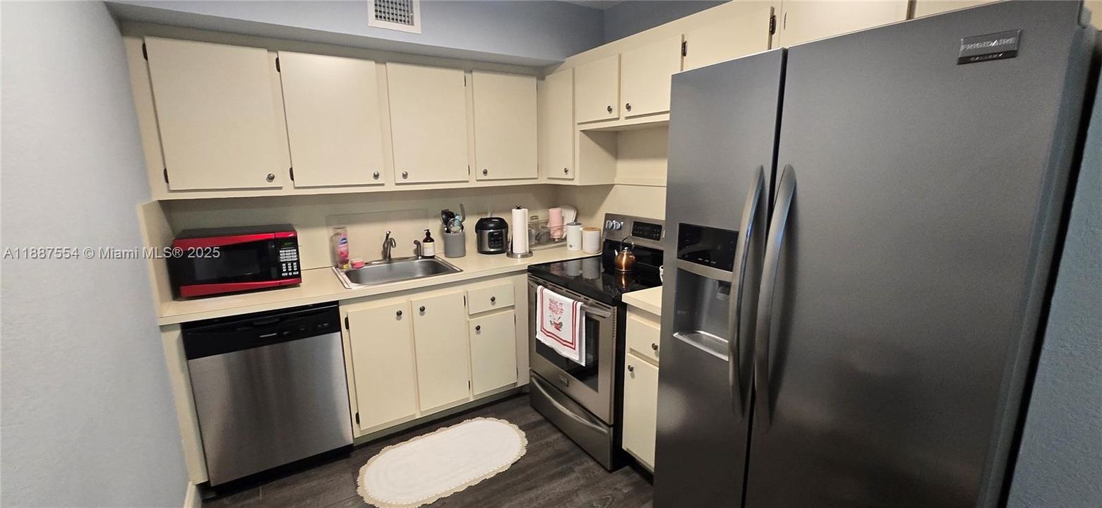 For Sale: $124,900 (2 beds, 1 baths, 954 Square Feet)