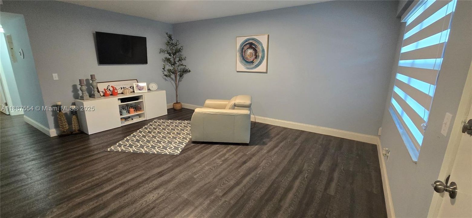 For Sale: $124,900 (2 beds, 1 baths, 954 Square Feet)