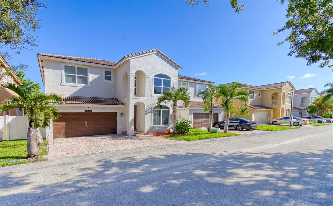 Active With Contract: $4,800 (3 beds, 2 baths, 2525 Square Feet)