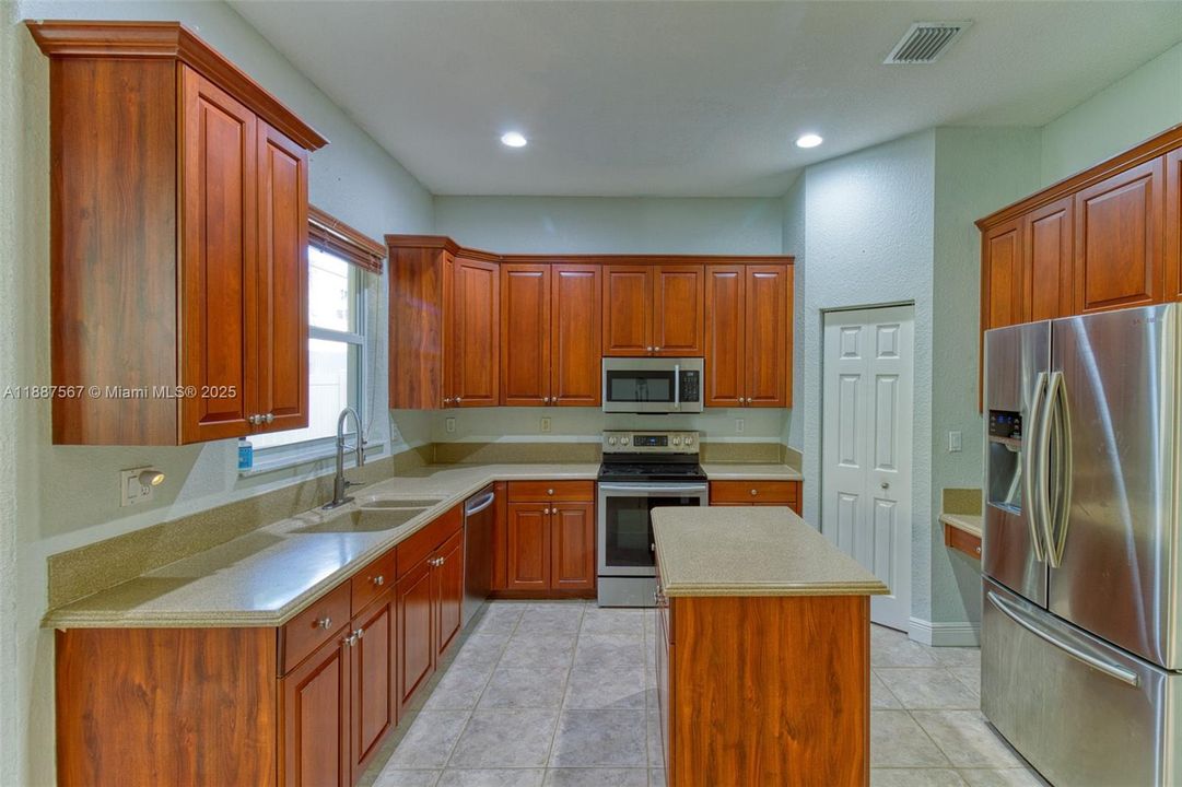 Active With Contract: $4,800 (3 beds, 2 baths, 2525 Square Feet)