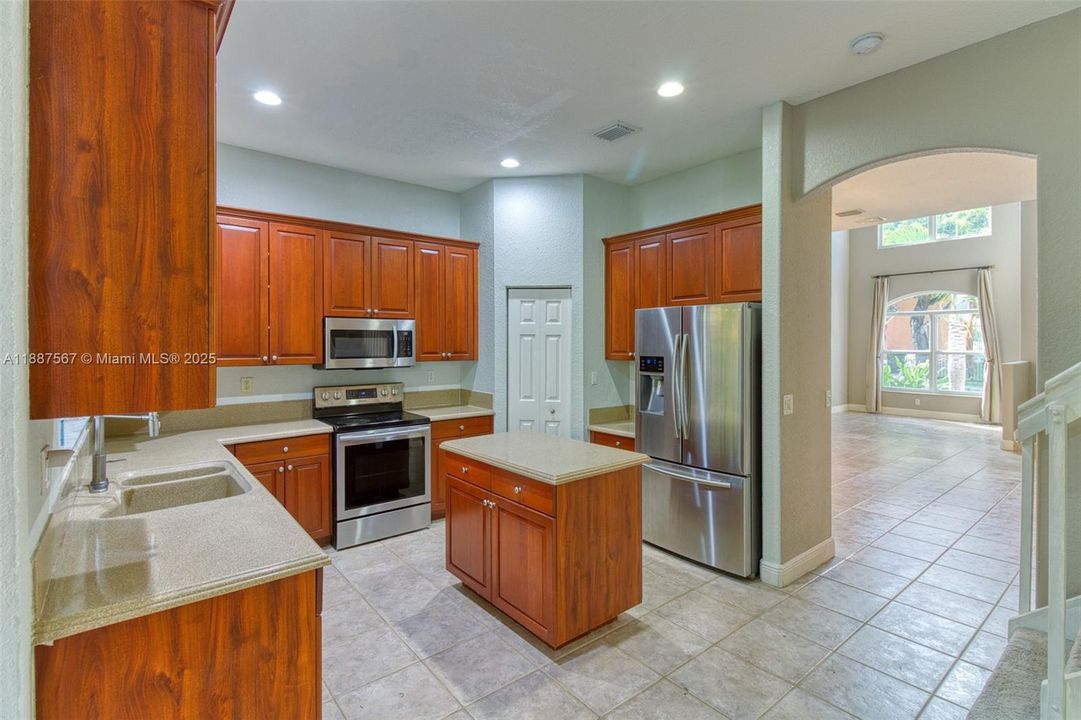 Active With Contract: $4,800 (3 beds, 2 baths, 2525 Square Feet)