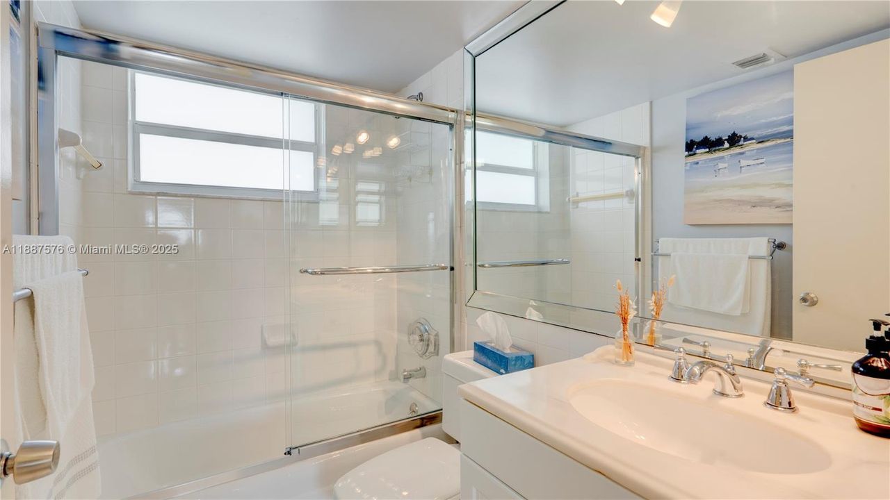 合同活跃: $399,000 (2 贝兹, 2 浴室, 1000 平方英尺)