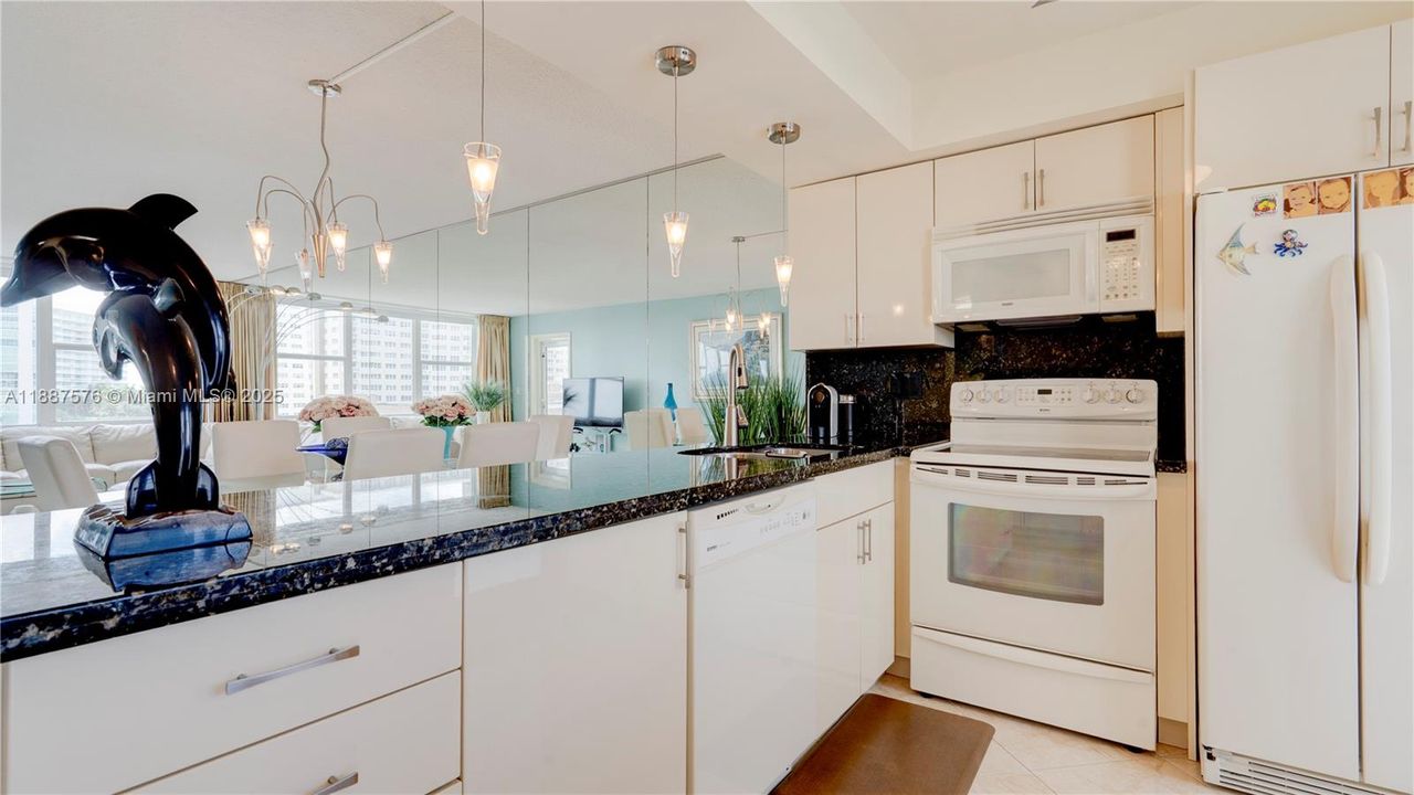 合同活跃: $399,000 (2 贝兹, 2 浴室, 1000 平方英尺)