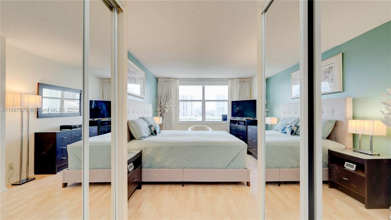 合同活跃: $399,000 (2 贝兹, 2 浴室, 1000 平方英尺)