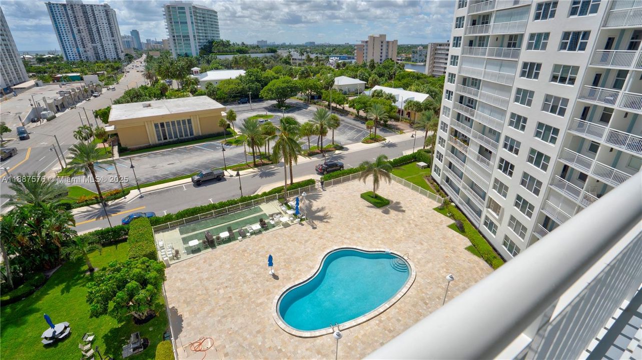 合同活跃: $399,000 (2 贝兹, 2 浴室, 1000 平方英尺)