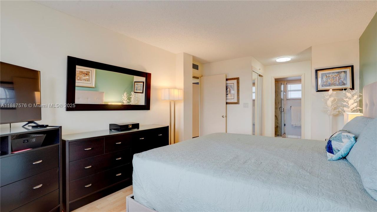 合同活跃: $399,000 (2 贝兹, 2 浴室, 1000 平方英尺)